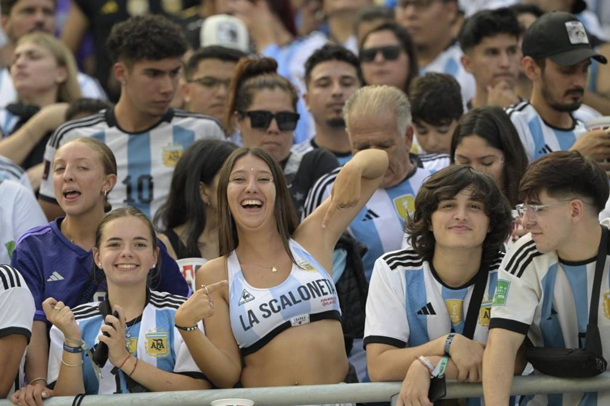 El resultado del partido amistoso entre Argentina y un equipo suplente de Panamá es lo de menos para estos hinchas que lograron comprar una entrada entre más de un millón y medio de personas que hicieron fila virtual para adquirirlas por internet.