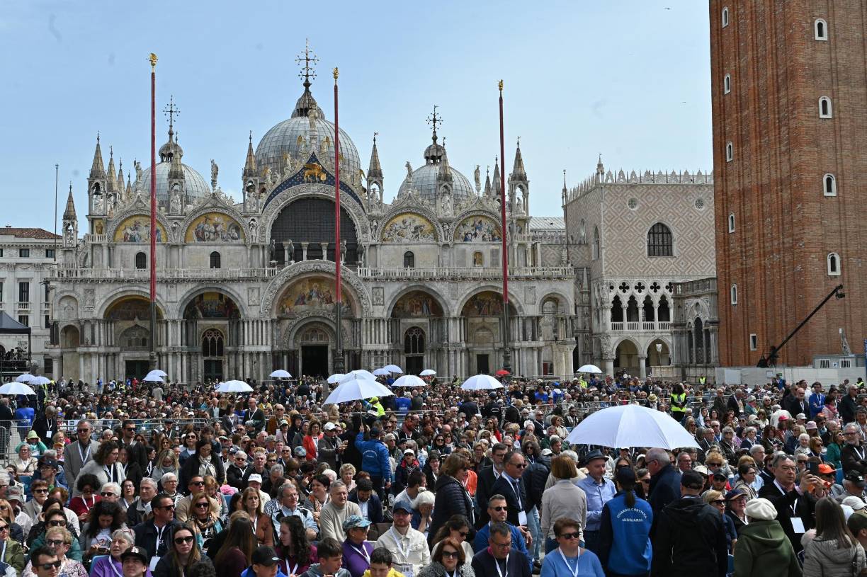 El último acto de Francisco en Venecia fue una misa ante unos 10.000 fieles en la imponente Plaza de San Marcos y en su homilía aprovechó para denunciar las “amenazas” que afectan a esta histórica ciudad, suscitando el aplauso de los presentes.