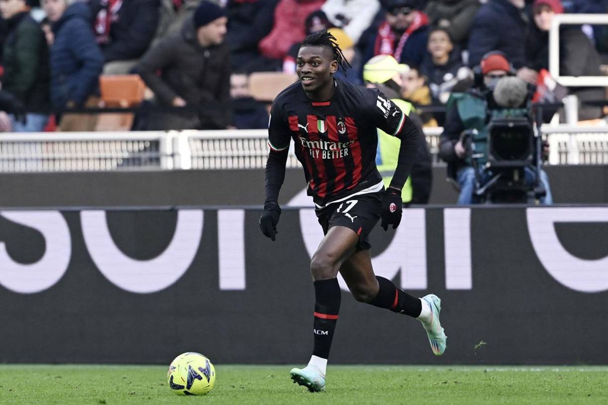 La propuesta de renovación está generando problemas en la relación entre Rafael Leao y el AC Milan, según publica ‘La Gazzetta dello Sport’. El club quiere ampliar el contrato hasta 2027, pero las discrepancias llegan con la cláusula de rescisión. El jugador quiere rebajarla a la mitad. Ahora tiene 150 millones de euros y su deseo es reducirla a 70-80.