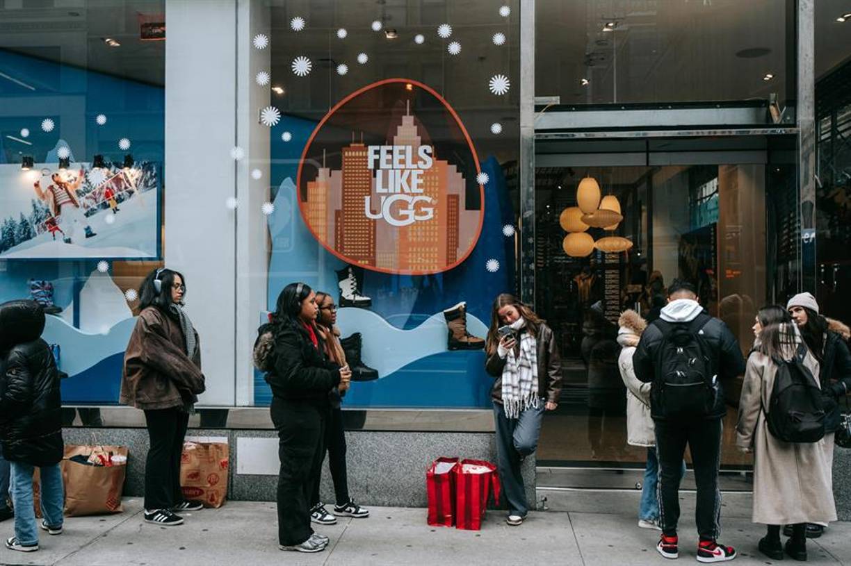  Por ello han sido varios los comercios en los que esta mañana se registraban colas de clientes que esperaban a que las tiendas abrieran.