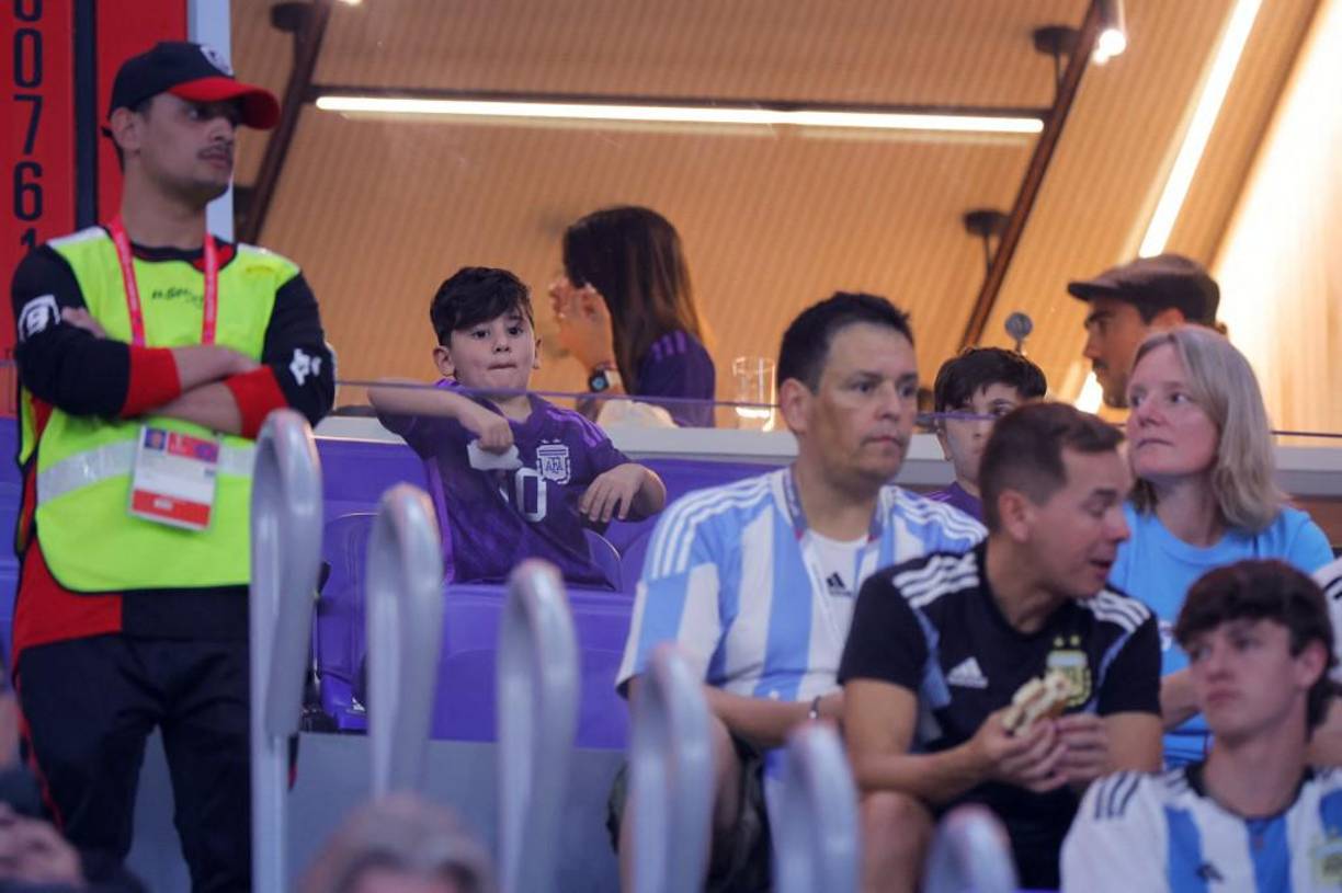Antonela y sus hijos causaron revuelo en la previa del duelo Argentina vs Polonia.