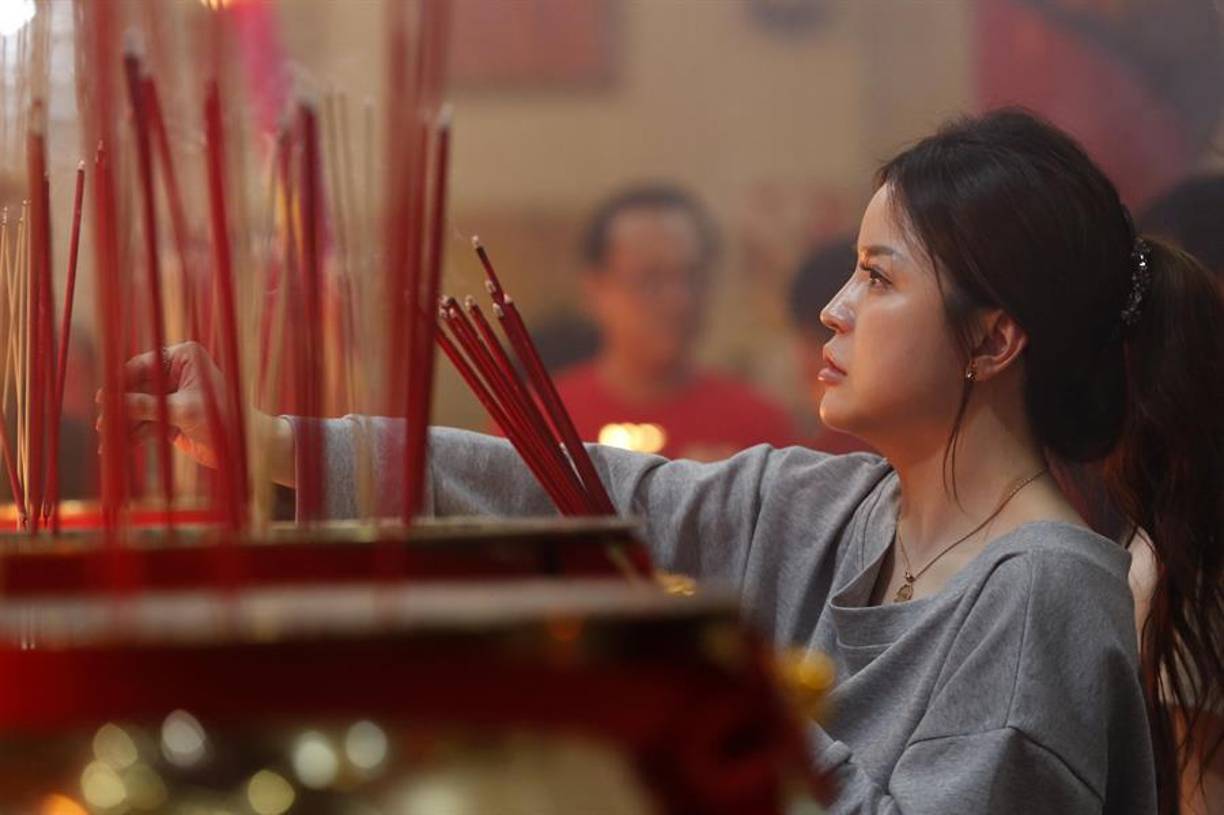 La tradición llama a quedarse despierto hasta la medianoche y lanzar petardos y fuegos artificiales para ahuyentar malos espíritus. No obstante, en algunas zonas de las grandes urbes ya no se pueden escuchar porque fueron prohibidos por cuestiones de seguridad y para evitar una mayor contaminación atmosférica.