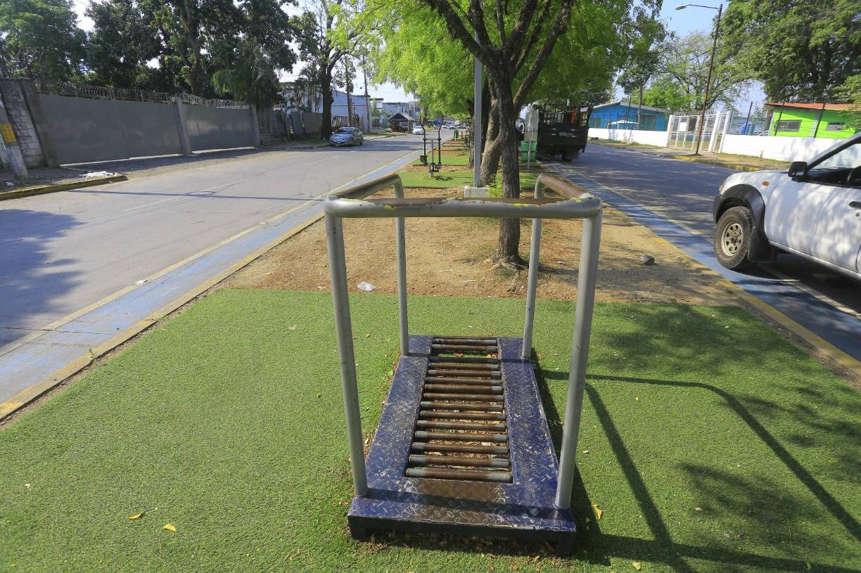 Sin embargo, solo unos cuatro meses duró “la emoción” de los ciudadanos, ya que por falta de iluminación, seguridad, y motivación, estos parques dejaron de ser utilizados.