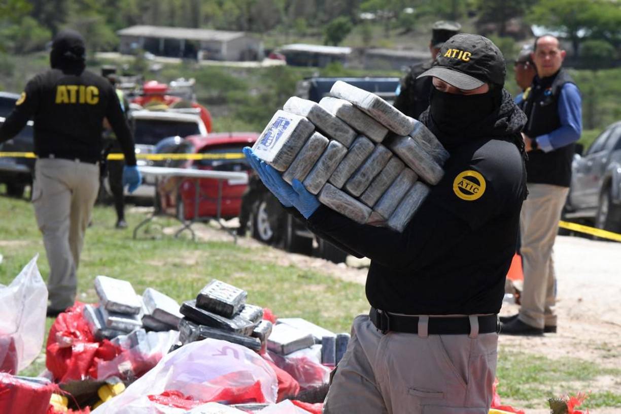 Los 5.631 kilos de cocaína “incautados en tres operaciones” fueron incinerados en un campo de la Policía Militar del Orden Público, en la periferia sur de la capital, indicó el Ministerio Público (fiscalía) en un comunicado. 