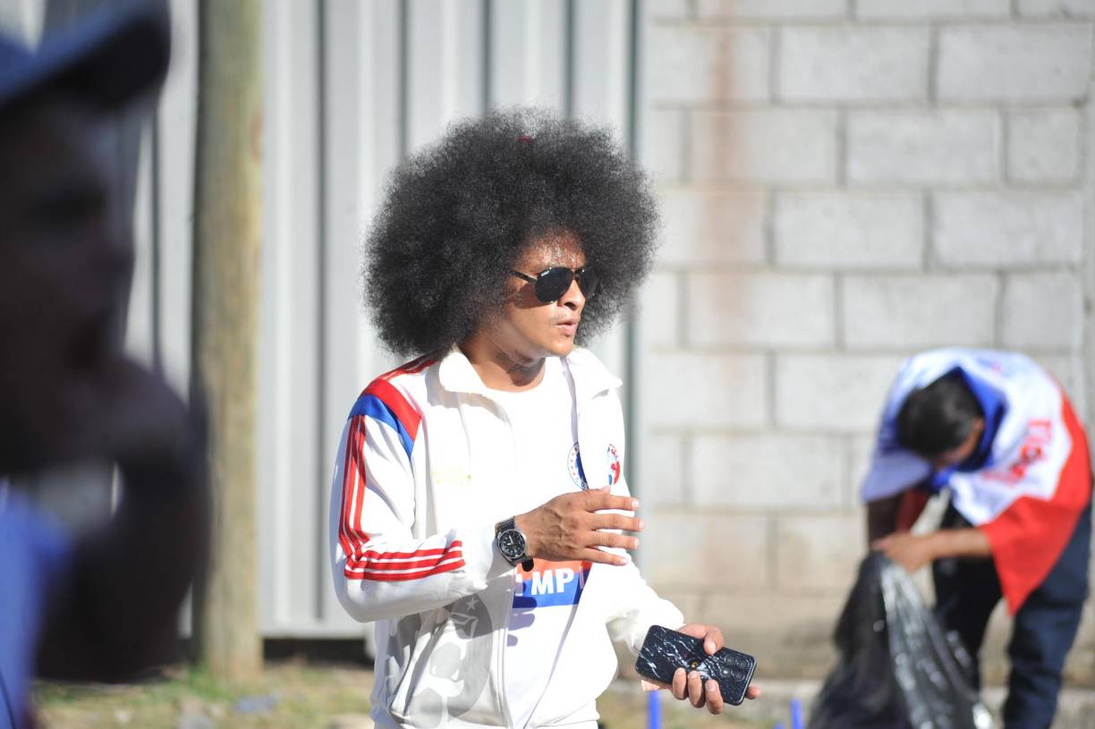 ¡Tremendo look! Este aficionado del Olimpia se robó la atención de nuestras cámaras con su gran estilo. 