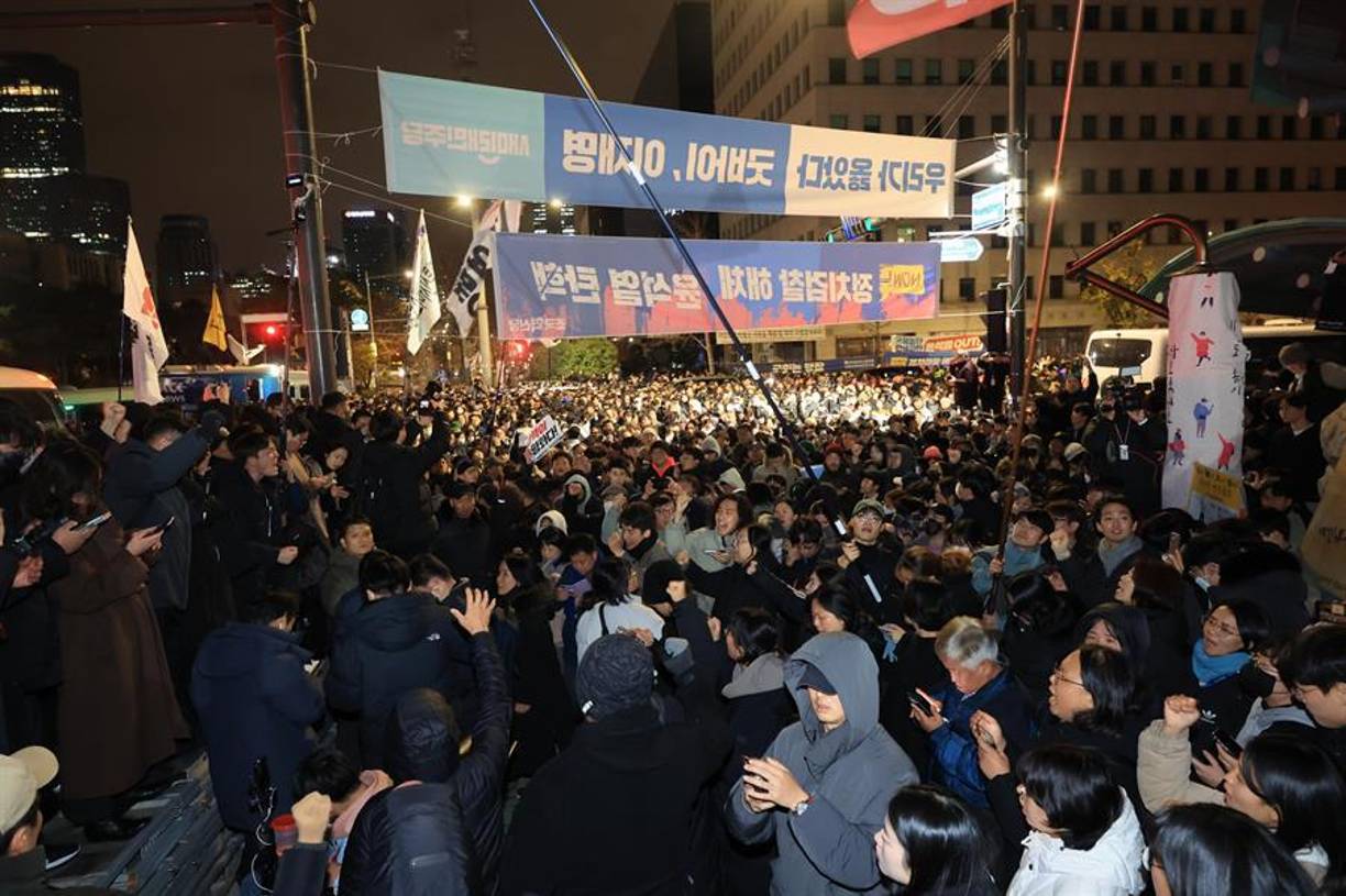 Miles de personas se congregaron frente a la Asamblea Nacional de Corea del Sur para protestar contra la declaración de la ley marcial y exigir la dimisión de Yoon.