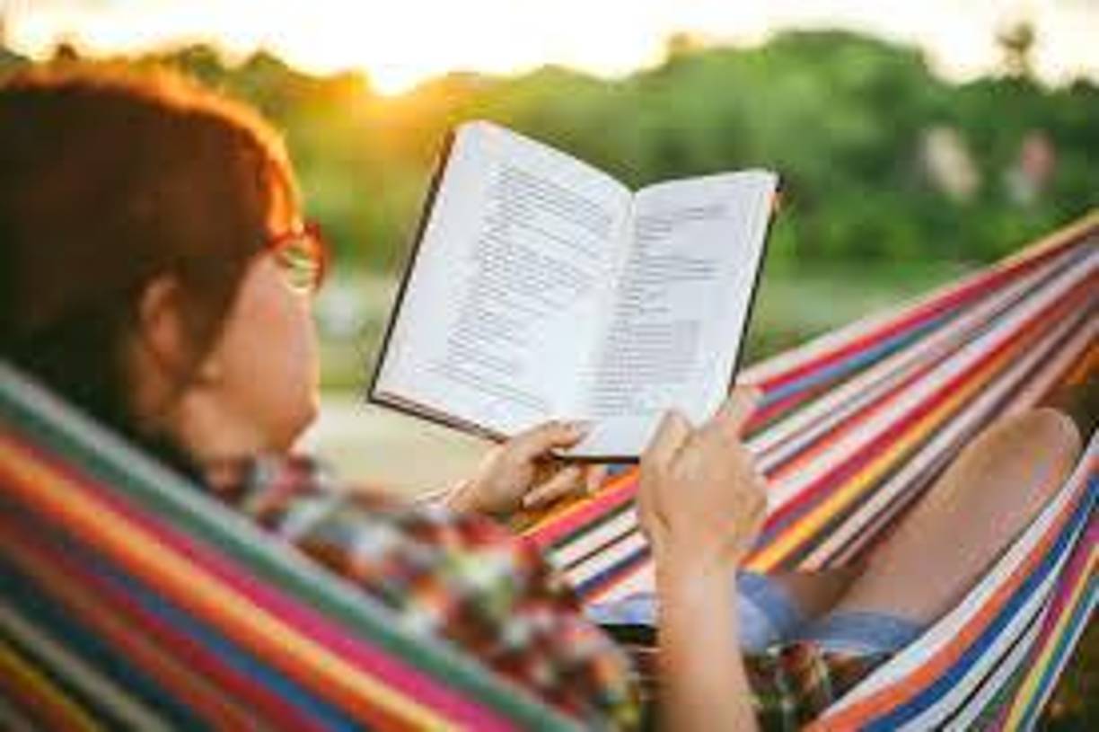 9. Lea e imagine: “La lectura es la puerta grande para entrar en el mundo de la imaginación. Además de proporcionarnos saberes, leer alimenta el mundo de las cosas imposibles y de la imaginación, el cual forma parte de la ruta hacia la risa”, según Rabasco.Esto obliga al cerebro a pensar, ordenar ideas, interrelacionar conceptos, ejercitar la memoria e imaginar. Asimismo, alimenta la inspiración y hace que surjan ideas. ¡Lea lo que le gusta!