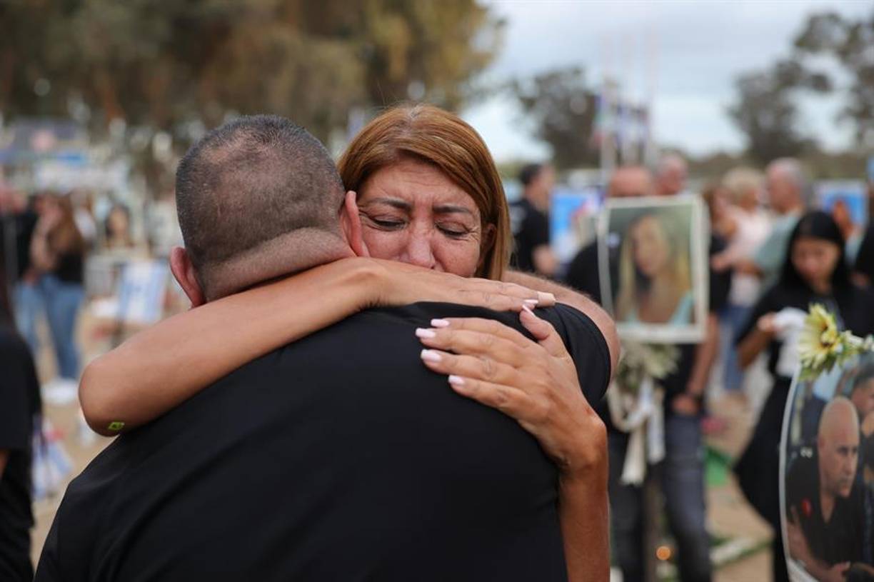 “Un año ha pasado desde esa mañana de sábado en la que mis padres despertaron en el kibutz en pánico y corrieron al refugio, para que luego los terroristas infiltrados se los llevaran a Gaza a punta de pistola, justo antes de recibir el último mensaje de mi padre”, narró en ese acto Shir Siegel, cuya madre Aviva fue liberada en la tregua de noviembre -la única en un año-, pero su padre Keith sigue cautivo y herido.