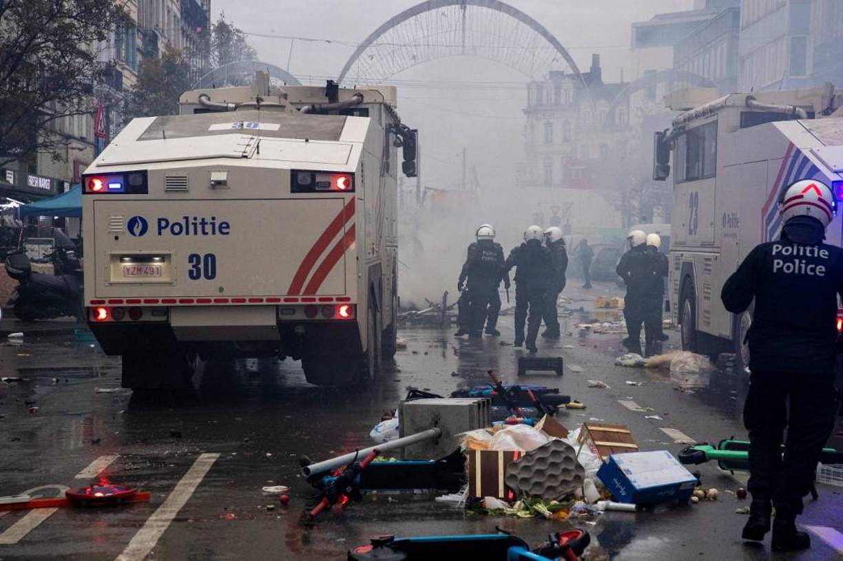 Uno de los dos cañones de agua que tuvo que usar la policía en Bruselas.
