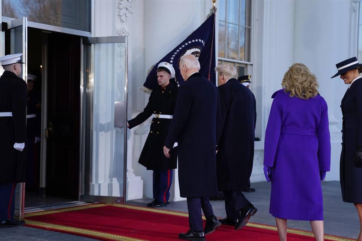 Melania se mostró sonriente con la esposa de Biden pese a haber rechazado una invitación para tomar el té con ella durante la transición.