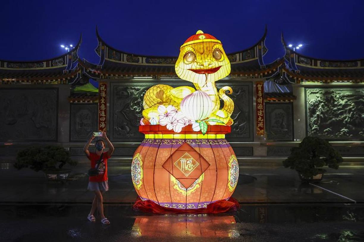 Pese a su mala fama en Occidente, para los chinos la serpiente es un símbolo sagrado: una leyenda tradicional china cuenta que Nüwa y Fuxi, que tenían cabezas humanas pero cuerpos de serpiente, fueron los creadores de la humanidad. Y, además, el símbolo está relacionado con el mitológico dragón tanto que su nombre en el zodíaco es precisamente “pequeño dragón”.