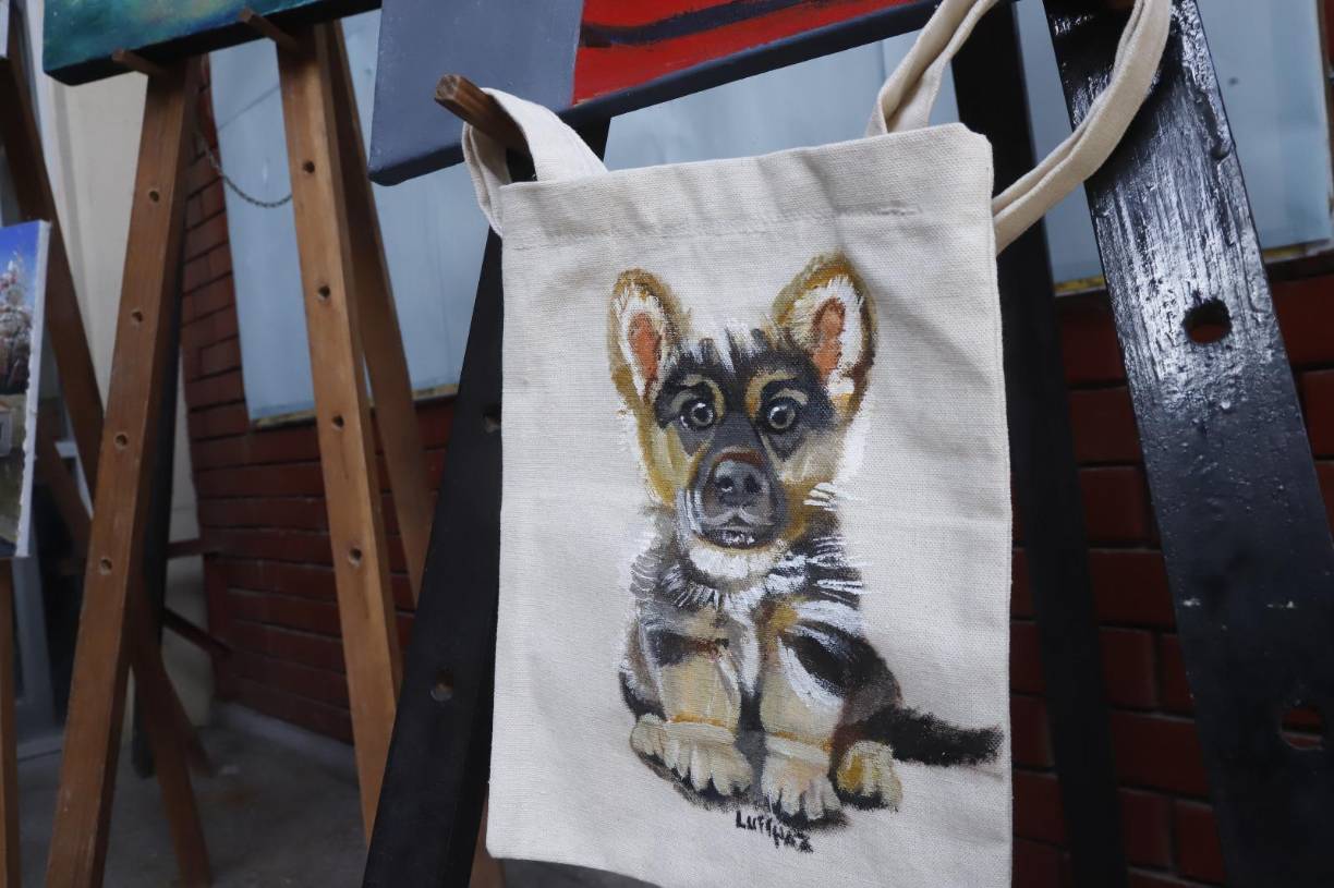 También destacaron las “Tote Bag” pintadas a mano. Una combinación perfecta entre el arte y la concienciación sobre el uso de las bolsas de tela en lugar de plástico para reducir la huella ambiental.