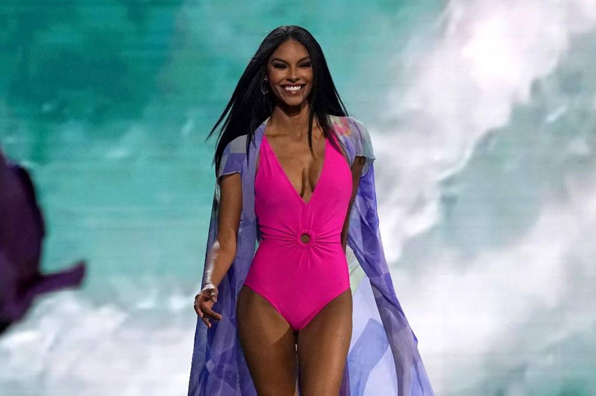 Y es que la madre de Ashley Ann Cariño, representante de Puerto Rico, arremetió en contra de Andreína Martínez, Miss República Dominicana, quien fue una de las tres finalistas de Miss Universo.