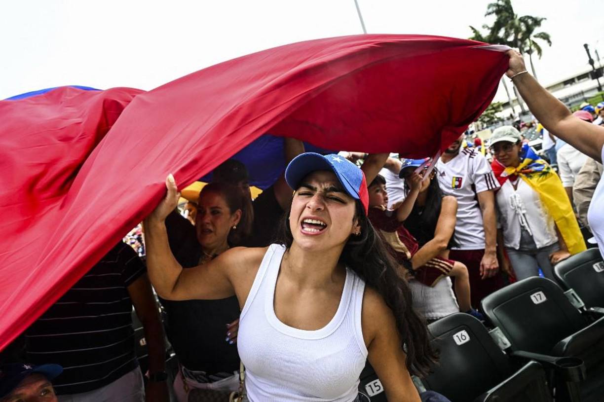 A diferencia de otros encuentros de venezolanos, los asistentes pidieron que se apagara la música festiva, y se recordara que “estamos de luto”.