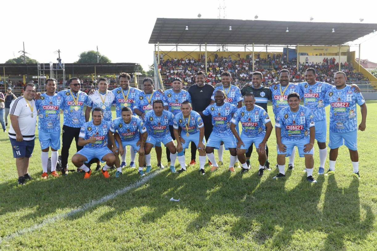 El partido terminó con triunfo para las Leyendas de Honduras 4-1, con goles incluidos de Carlos Pavón.