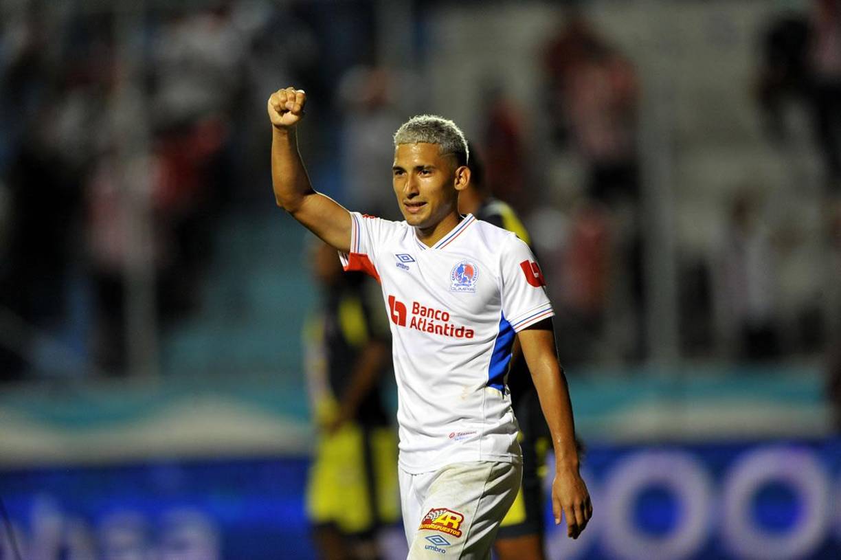 José Mario Pinto festejando su segundo gol de la noche tras un soberbio disparo desde fuera del área.