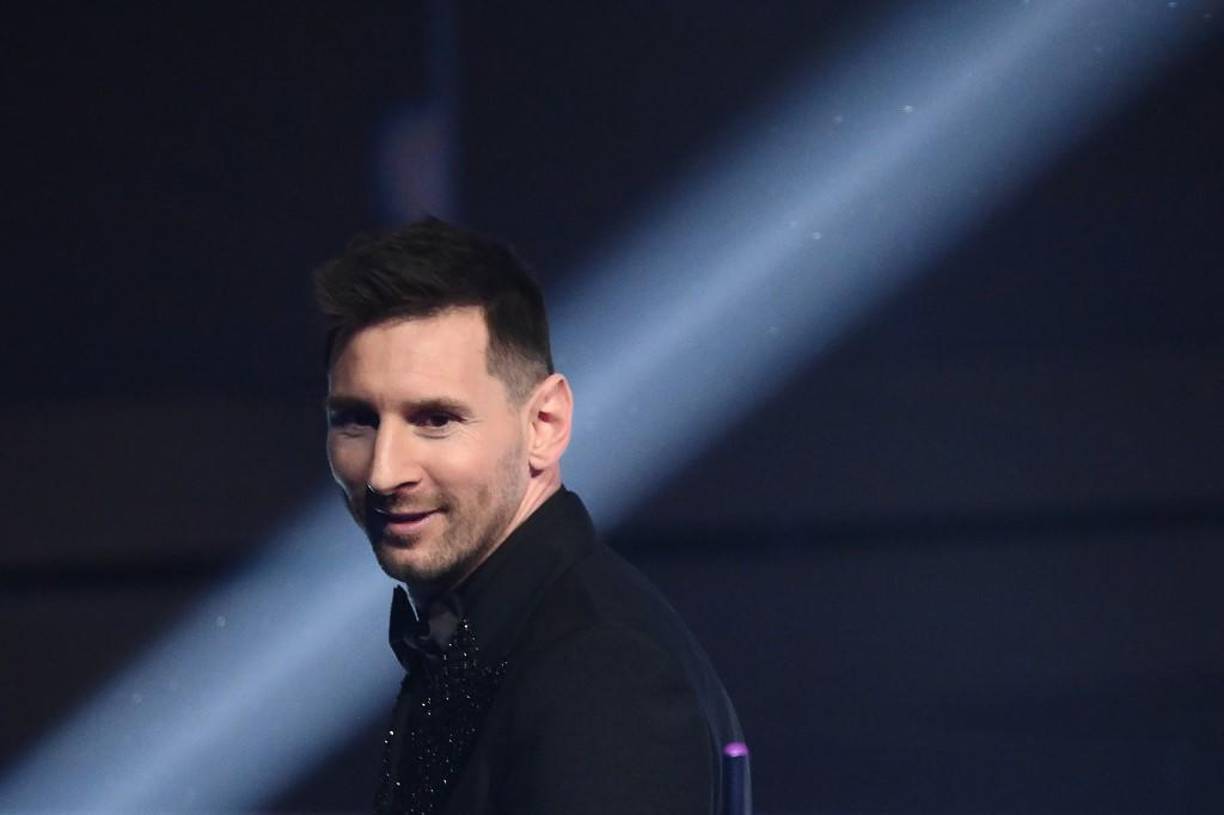 En las votaciones, <b>Messi</b> superó a su compañero francés en el París SG Kylian Mbappé y al delantero galo del Real Madrid Karim Benzema, que en diciembre había ganado el Balón de Oro, el prestigioso premio que entrega la revista France Football al mejor jugador del año.