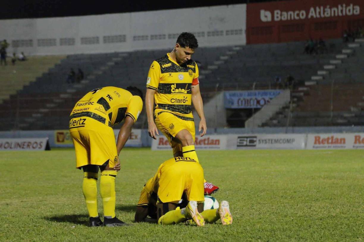 Los rostros de los futbolistas de Real España tras finalizar el partido en La Ceiba.