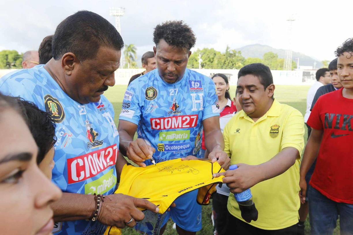 Asimismo, firmó una camiseta del Real España, en donde dejó una huella imborrable.