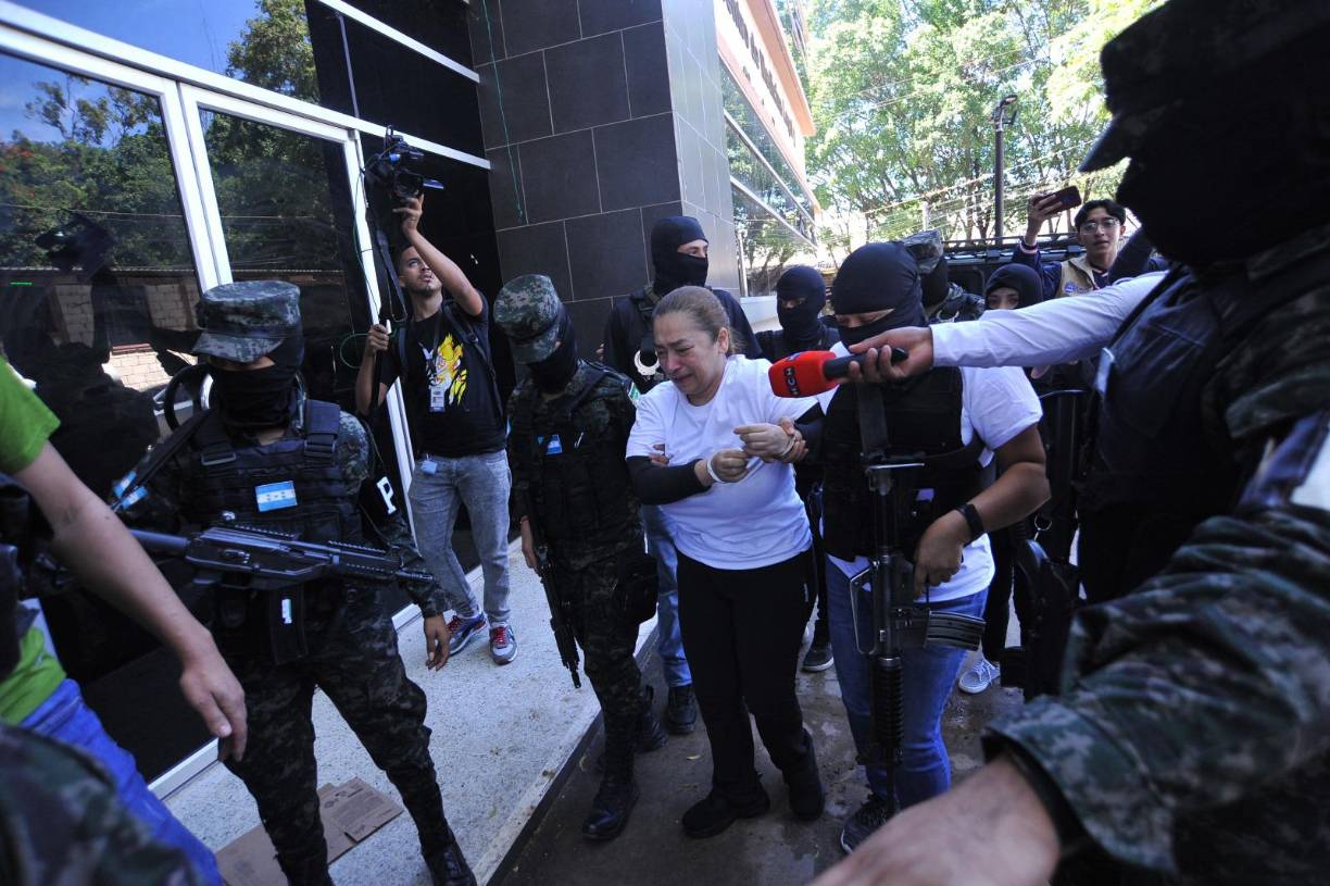 Envuelta en llanto fue trasladada desde la cárcel de mujeres de Támara la exministra de Finanzas Rocío Tábora este jueves a Medicina Forense para exámenes médicos