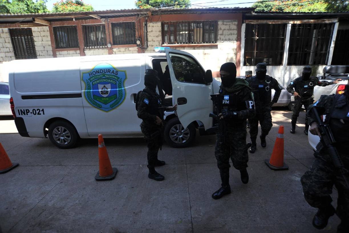 “Ella (Rocío Tábora) estaba en la frontera, pero después de los diferentes allanamientos donde ella podía estar, más la presión que hubo, cuando ella está en la frontera, decide entregarse a la Policía Militar”, aseguró más tarde el portavoz de la Fiscalía, Yuri Mora.