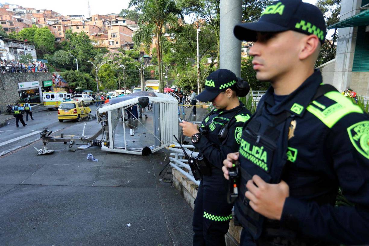 Los equipos especializados realizaron maniobras a lo largo de la línea del Metrocable para evacuar a cerca de 250 personas que quedaron atrapadas en las cabinas. 