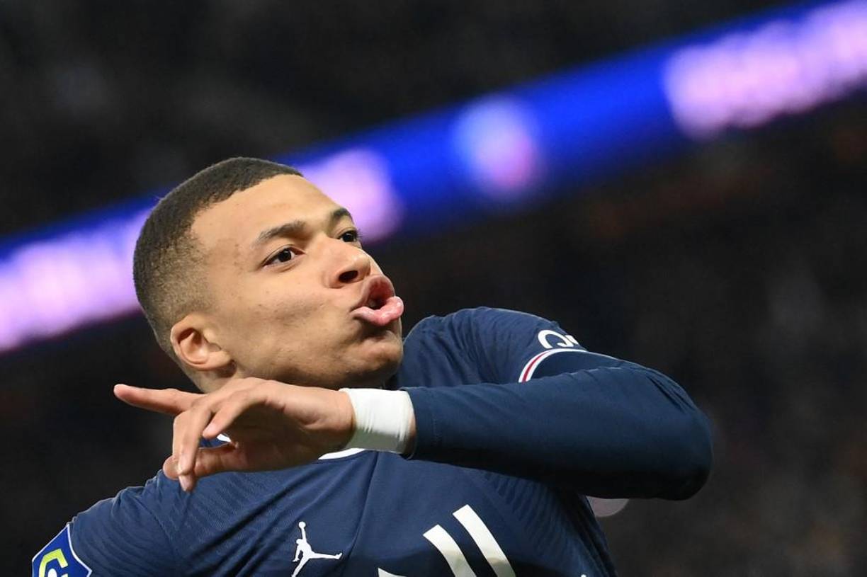 Tras una temporada de nuevo excepcional, pero manchada para el PSG por su eliminación precisamente ante el Real Madrid en octavos de final de la Liga de Campeones, Mbappé habría obtenido las garantías deportivas que solicitaba para quedarse y se colocaría en el “centro del proyecto”.