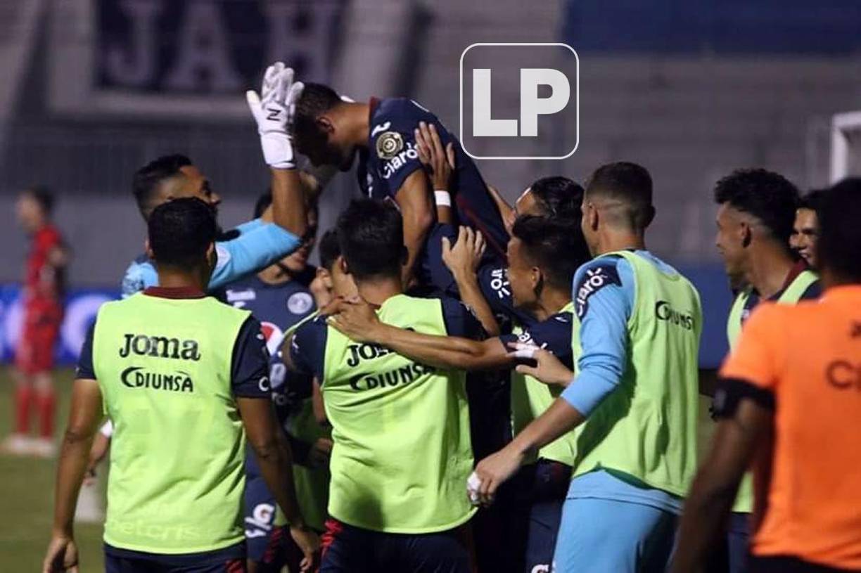 Todos lo sjugadores se mostraron felices por el gol de Walter Martínez y se fueron encima de él.