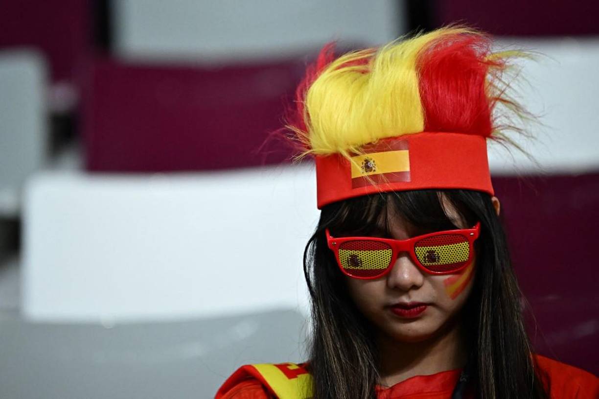 España contó con apoyo de chicas en graderías. 