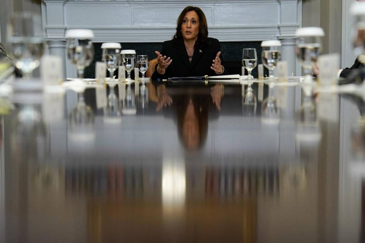 Muy dado a buscar apodos para burlarse de sus rivales, Trump la llamó “<b>Kamala</b> la Jovial”, porque se ríe a carcajadas, y su equipo de campaña la describió como una izquierdista empedernida.