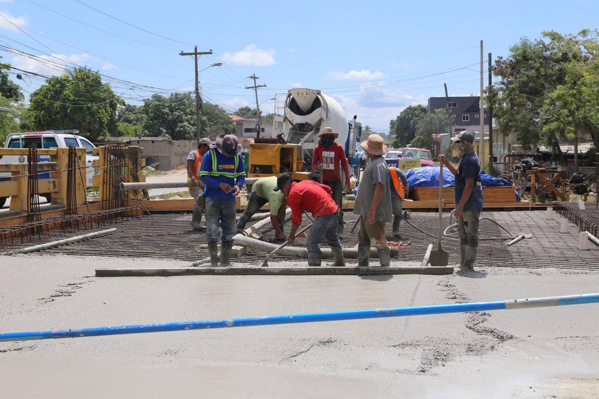 Luis Enrique Saa, director de Infraestructura, explicó que con los trabajos de fundición de losa de concreto del puente de diez metros de ancho por cuarenta metros lineales de longitud y veinte centímetros de espesor, se reactivó el proyecto de pavimentación de la segunda trocha de la 27 calle.