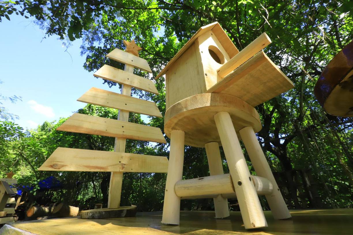 “Aprovechamos este mes y el de febrero porque es cuando más buscan. Aquí cada mueble se hace con mucho cariño y pasión para satisfacer al cliente y que vuelva”, dijo Catalina.