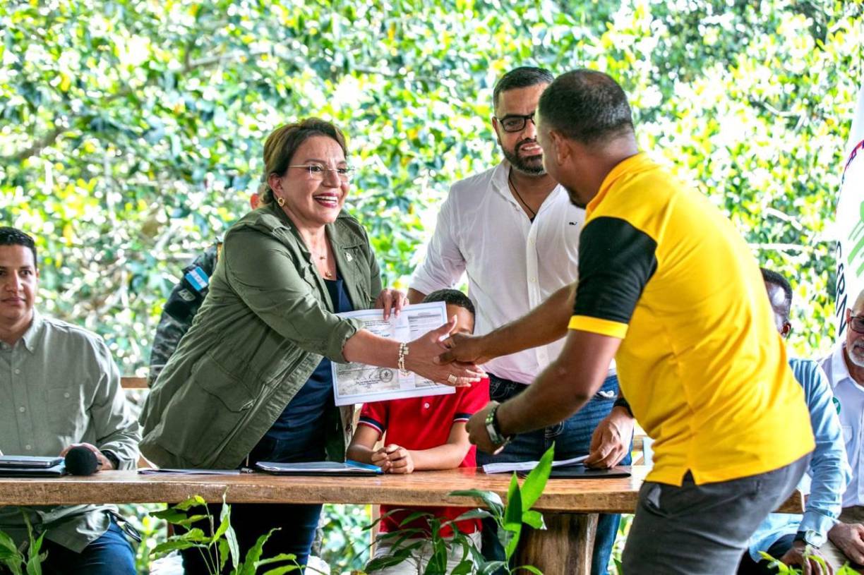 “Desde el inicio de mi gobierno hemos invertido 1.600 millones de lempiras (64,8 millones de dólares) en protección del ambiente y esta inversión ha dado frutos significativos en la protección del Lago de Yojoa, la Biosfera del Río Plátano y las zonas protegidas de la Cuenca del Cajón”, subrayó la presidenta hondureña.