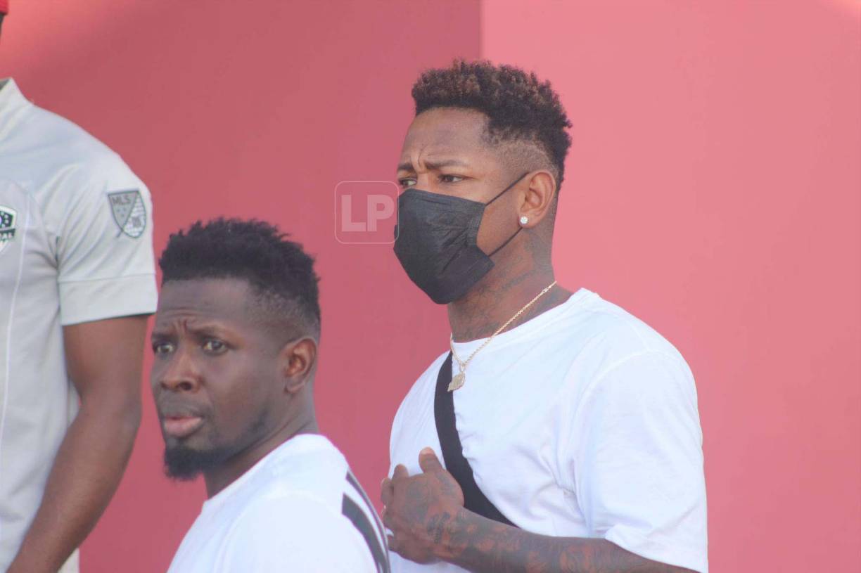 Romell Quioto se encuentra de vacaciones en Honduras y estuvo presente en el evento deportivo. El atacante sorprendió ya que le hizo un espectacular regalo a su adorada madre.