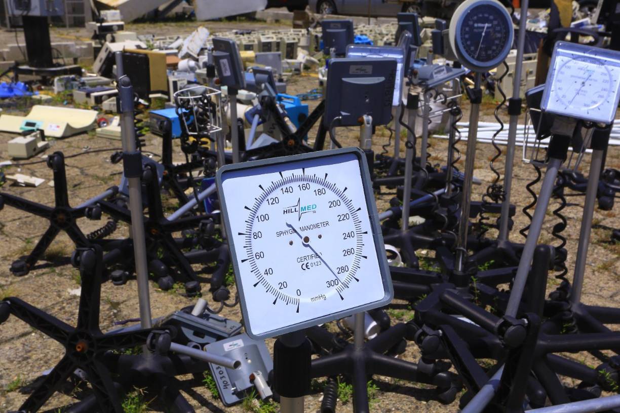Una unidad de presión manometrica (mmhg) junto a otros medidores.