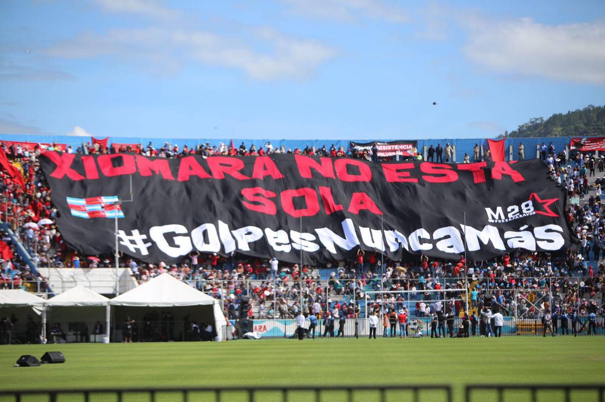 Los colectivos del partido Libertad y Refundación (Libre) extendieron una gigantesca mata en apoyo a la presidenta Xiomara Castro. 