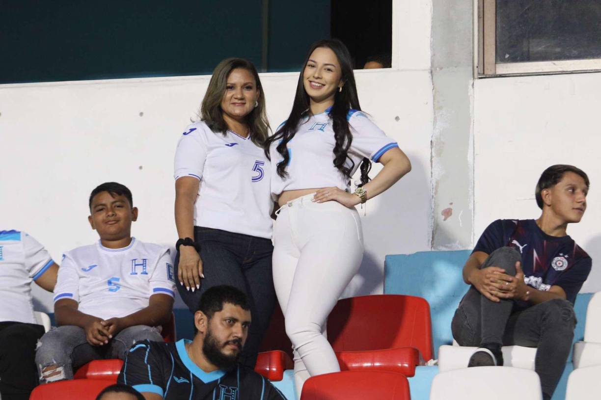 Las bellas chicas que cautivaron en las graderías del Estadio Nacional Chelato Uclés. 