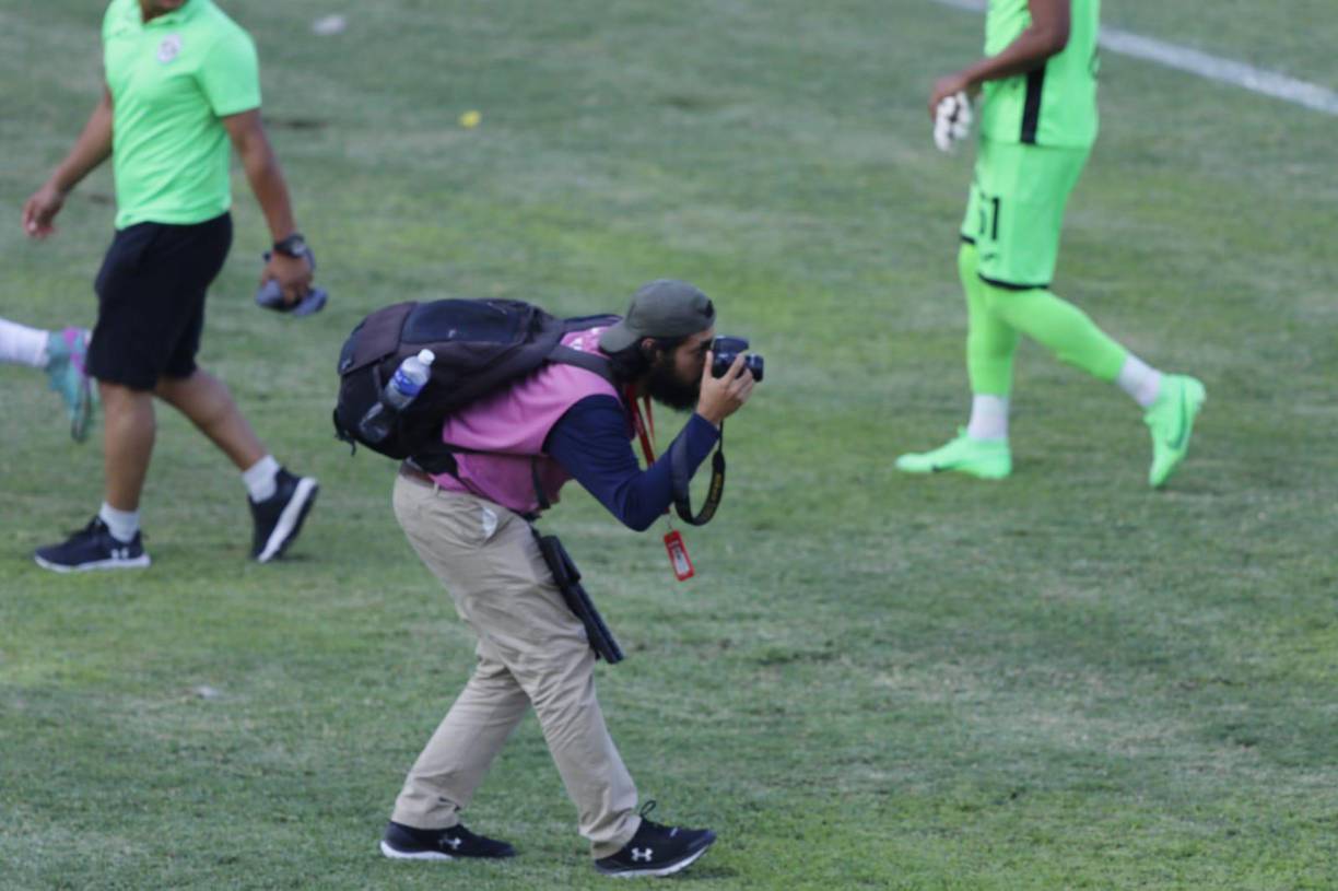 Estos profesionales arriesgan sus vidas a diario para captar las mejores imágenes y mantener informados a los hondureños. En la imagen Hector Edú.