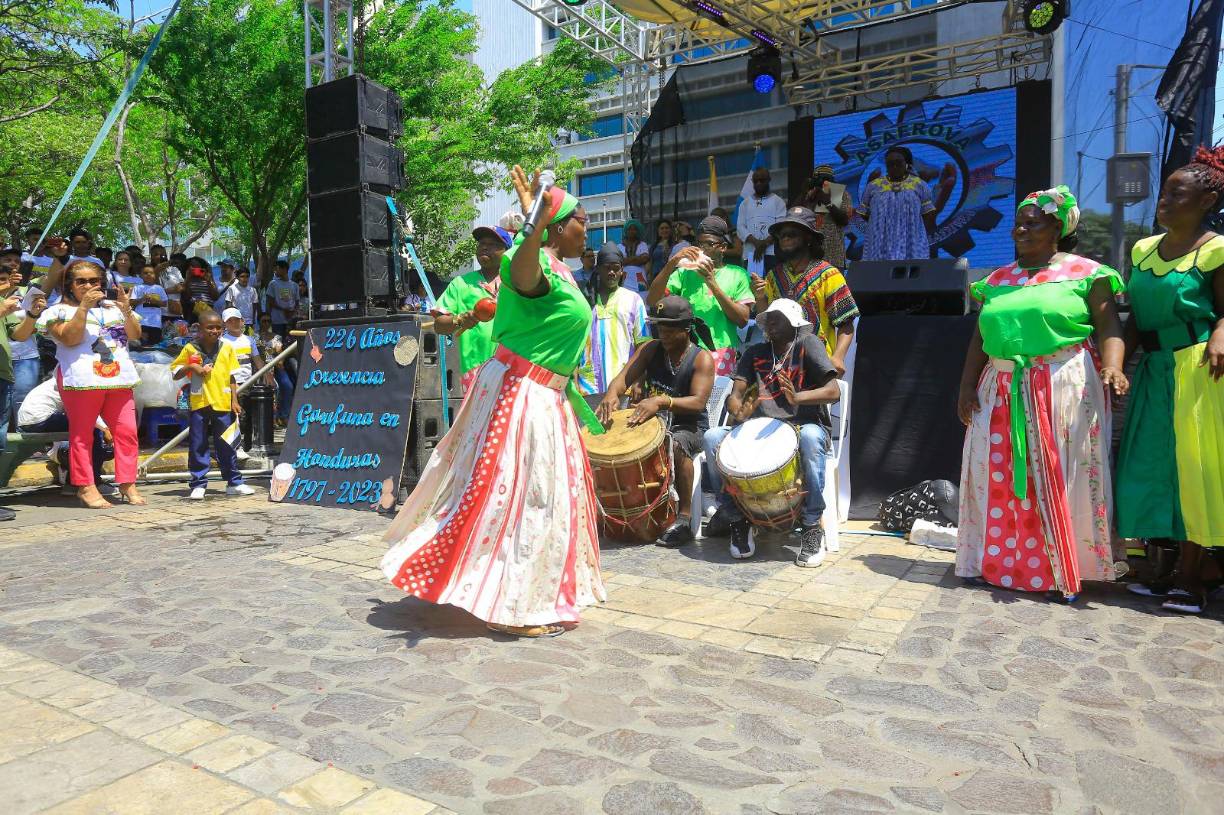 La movilización fue acompañada por autoridades municipales, como el alcalde Roberto Contreras y el gerente de Competitividad, Milton Harry.