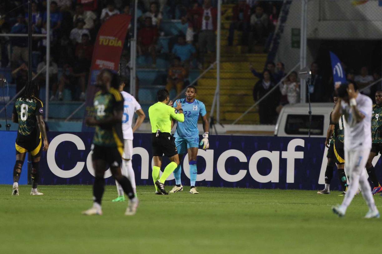 1. El error de Buba: El partido estaba 1-1 y al minuto 75’ el portero Luis López realizó una mala salida, embistiendo a un jamaicano que desencadenó la derrota de Honduras.