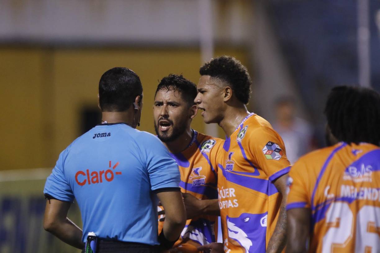 Los fuertes reclamos por parte de los jugadores al árbitro central del partido.