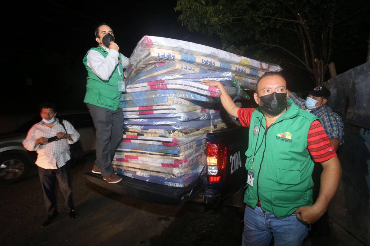 A raíz de este incendio, varias viviendas resultaron dañadas, dejando sin hogar a seis adultos y cinco niños.