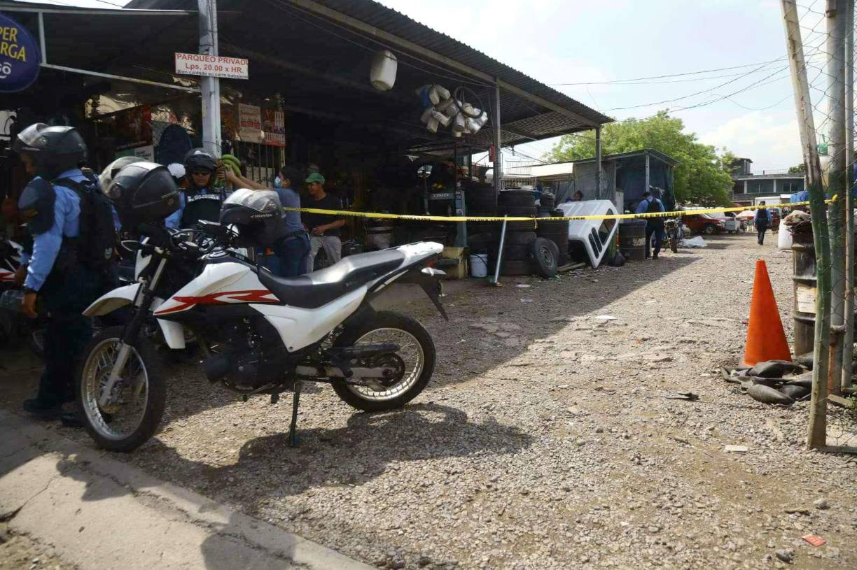 Las autoridades policiales recabaron información en el lugar y buscaron a los supuestos asesinos de Durbin Alexis Soto.