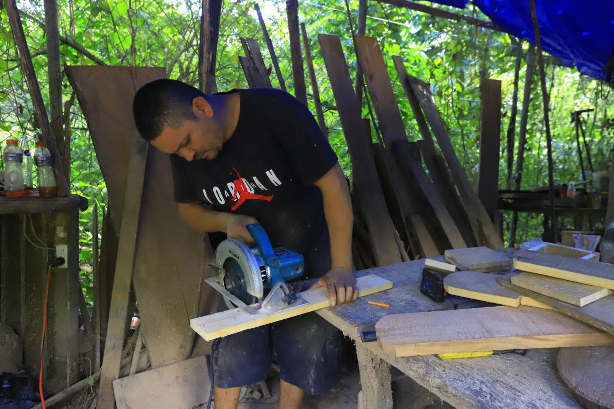 Elaborar estos mobiliarios no resulta tarea fácil, hay que tomarse su tiempo y trabajar con precisión y cuidado cada uno de los acabados que lleva cada uno.