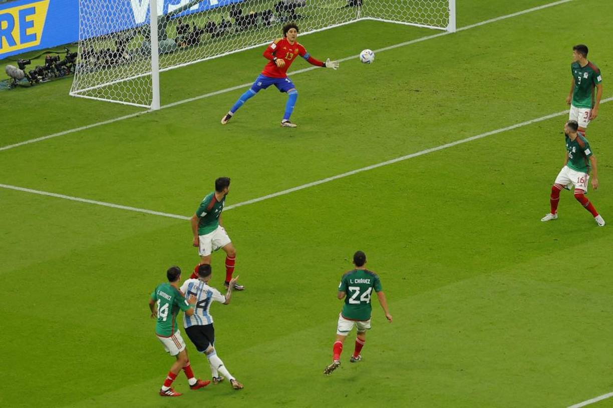 La tranquilidad definitiva para la Albiceleste llegó en el 87, cuando tras un saque de esquina <b>Messi</b> brindó un balón a Enzo Fernández, que en un rincón del área envió un tiro cruzado que aseguró que la ‘Scaloneta’ regresaba al buen camino.