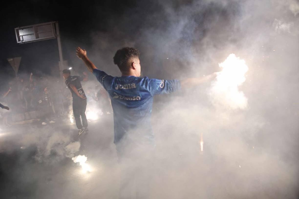 Barra del Motagua enciende la final con ambientazo en las gradas