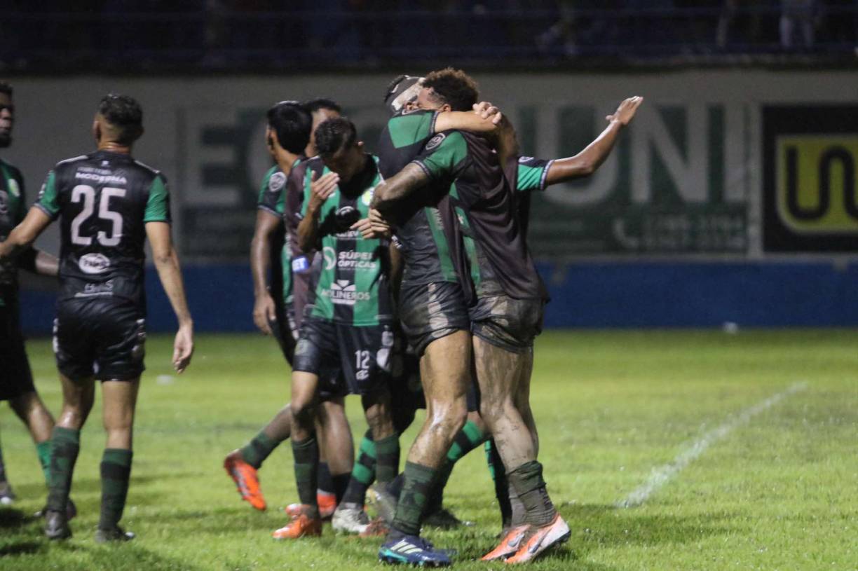 El pitazo final y llegó la celebración en la plantilla del Juticalpa FC.