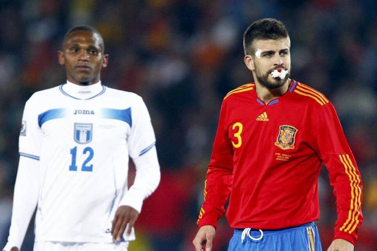 Gerard Piqué tenía toda la boca llena de sangre tras el golpe que le dio Georgie Welcome y pudo continuar jugando con una tirita en el labio. Tras el partido ante Honduras, el defensa español recibió tres puntos de sutura en el labio superior.