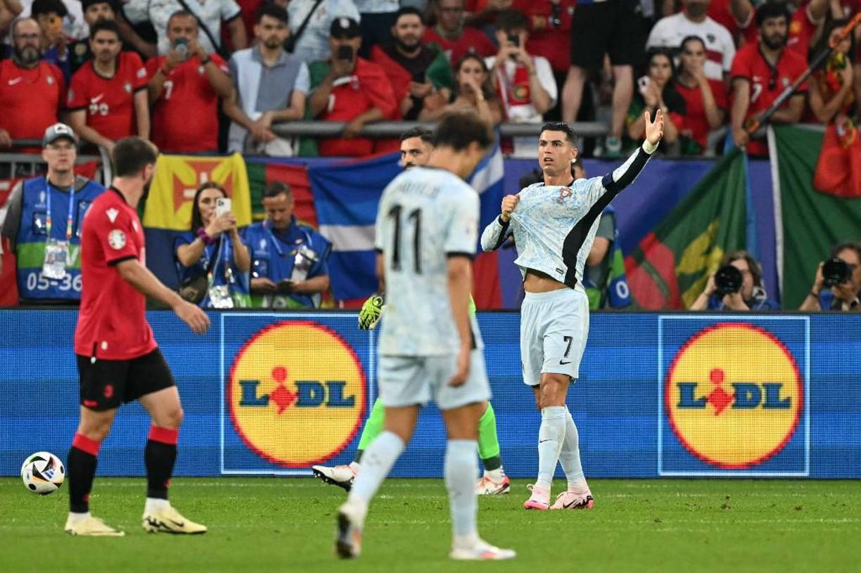 CR7 siguió reclamando que lo habían sujetado de la camisa dentro del área. 