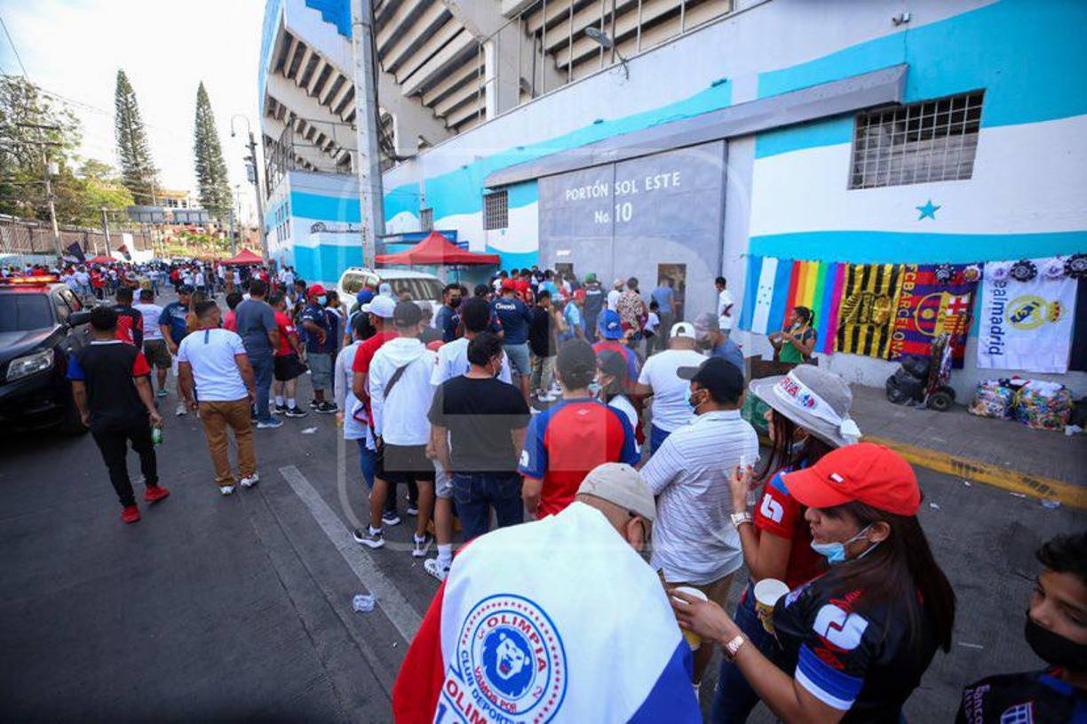 Largas filas se hicieron en las afueras del recinto deportivo de Tegucigalpa. Se vivió un lindo ambiente.